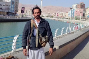 "مسلح يمني في خور المكلا يثير الجدل".. تساؤلات عن ازدواجية حمل السلاح في حضرموت