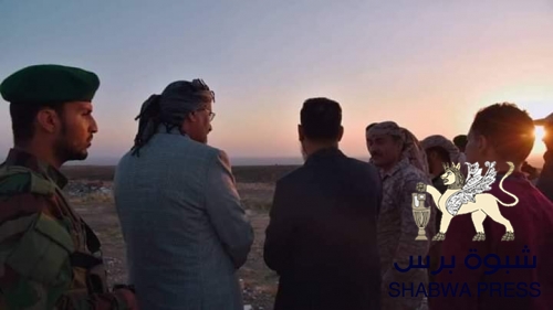 الرئيس الزُبيدي يتفقد معسكر العر وحرس الحدود في يافع 