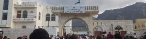 مواطنو #سقطرى يقتحمون مبنى المحافظة ويرفعون علم الجنوب ويهتفون ضد محروس