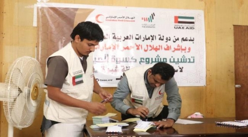 "هلال الإمارات" يدشن مشروع توزيع كسوة العيد لأسر الشهداء بمحافظة شبوة
