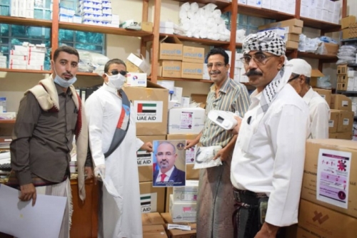 بدعم من دولة الإمارات.. قيادة انتقالي دوعن تقدم مساعدات صحية وطبية للجنة الطبية بالمديرية