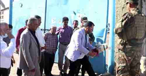 الكاف يضع إكليلا من الزهور في موقع استشهاد شيخ الشهداء اللواء على ناصر هادي