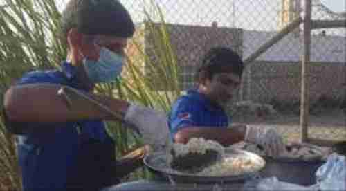 خليفة الانسانية توزع وجبات إفطار يومياً على الصائمين بسقطرى