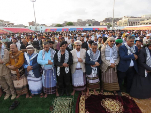الرئيس "الزُبيدي" يؤدي صلاة عيد الفطر المبارك بالعاصمة عدن ويتبادل التهاني مع جموع المواطنين 