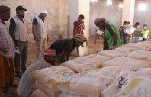 قوافل خليفة الإنسانية تغيث 490 اسرة خلال ايام عيد الفطر بسقطرى