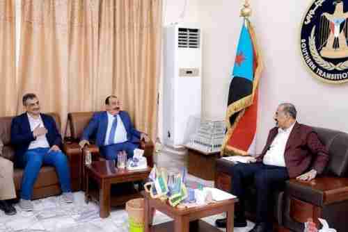 عقب عودتهم إلى عدن.. رئيس المجلس الانتقالي يُعقد اجتماعاً مع لملس وبن بريك