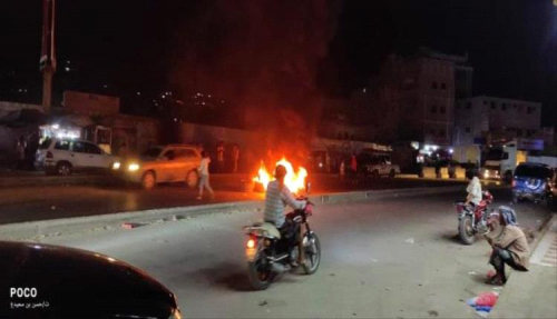 قطع طرقات واحراق اطارات في المكلا احتجاجا على انقطاع الكهرباء
