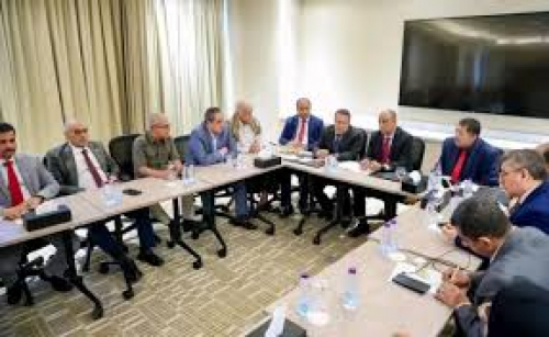 عدن تنظر حل مشكلة الكهرباء وبن بريك يبحث عن دسائس بن دغر 