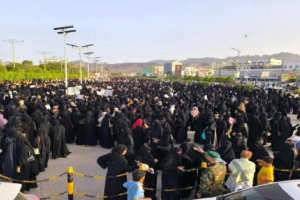 الوقفة النسائية انقسمت منصتين سادتها مشادة نسوية وألفاظ قبيحة 
