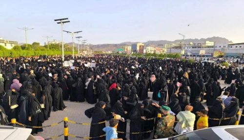 الوقفة النسائية انقسمت منصتين سادتها مشادة نسوية وألفاظ قبيحة 