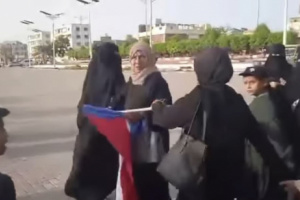 نازحات على أرض الجنوب يطردن جنوبية تحمل علم الجنوب
