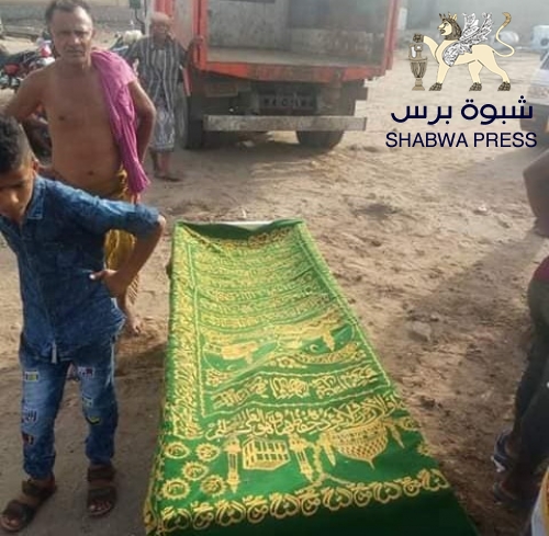 أوغاد الشرعية في عدن ينقلون جثمان عامل نظافة "جريح حرب" إلى المقبرة بسيارة جمع القمامة 