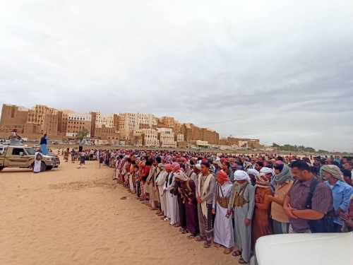 تشييع مهيب لجثامين للشهيد "بن علي جابر" مدير أمن شبام حضرموت ومرافقيه .