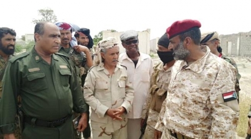 رئيس انتقالي ابين يتفقد الخطوط الامامية في جبهة الشيخ سالم ويطمئن على حركة تنقل المسافرين