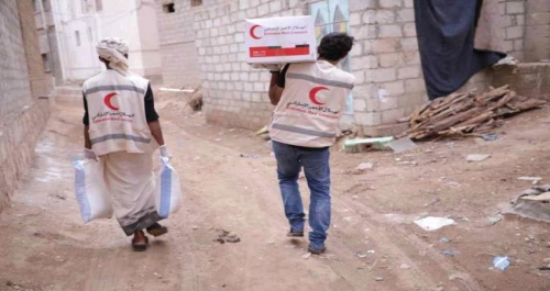 في عطاءها المستمر : هلال الإمارات يسير قافلة اغاثية لأهالي تريم