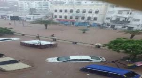 أمطار غزيرة على عـدن ونقل الأسر المتضررة من السيول في التواهي إلى أماكن آمنة