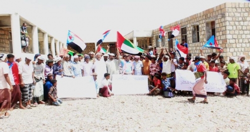 في مهرجان تأييد الإدارة الذاتية للجنوب : أهالي سقطرى يرفعون إعلام الامارات
