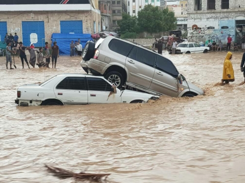 مساعدات اماراتية للأسر المتضررة من السيول بحضرموت