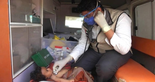 الهلال الأحمر الإماراتي يسير عيادة طبية متنقلة إلى مخيم اللاجئين بمديرية الخوخة