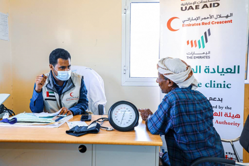 العيادات المتنقلة التابعة لدولة الإمارات تواصل تقديم الرعاية الطبية لسكان المناطق النائية في حضرموت