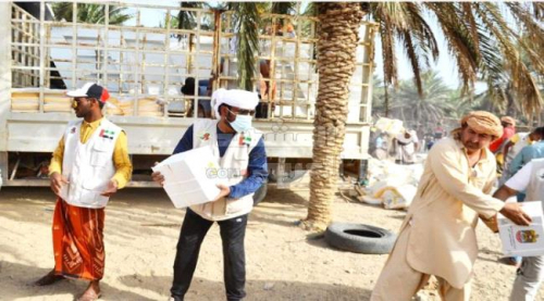 توزيع مساعدات غذائية اماراتية للأسر الأكثر احتياجًا في سقطرى