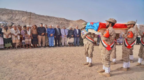 الرئيس الزبيدي يؤدي صلاة الجنازة على جثمان الفقيد العميد الحوثري