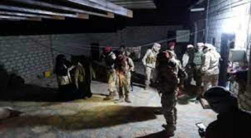 قوات النخبة تداهم أوكار تنظيم القاعدة في غيل باوزير بحضرموت وتضبط متفجرات واسلحة.