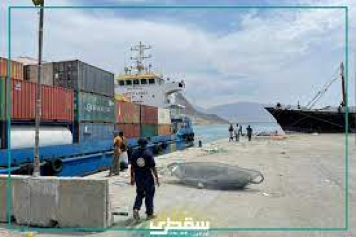 محملة بالوقود والغذاء.. الباخرة الإماراتية (تكريم) ترسو في سقطرى