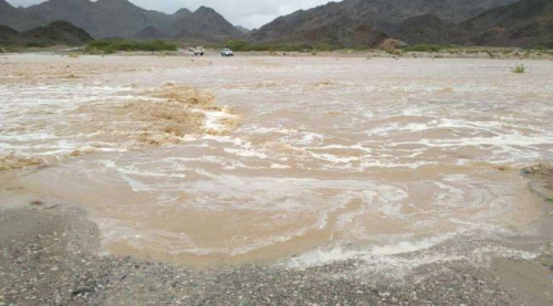سيول غزيرة تقطع الطريق بين المكلا وعدن