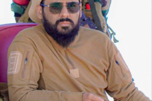 قائد عسكري بشبوة يصرف مكرمة مالية لأسر شهداء اللواء 4 دفاع شبوة ولمواطنين 