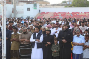 قيادات الانتقالي تؤدي صلاة العيد في ملعب الحبيشي بكريتر
