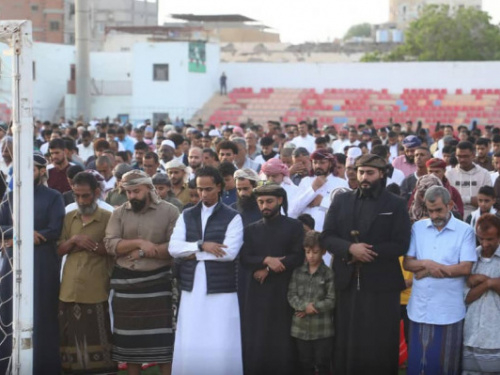 قيادات الانتقالي تؤدي صلاة العيد في ملعب الحبيشي بكريتر