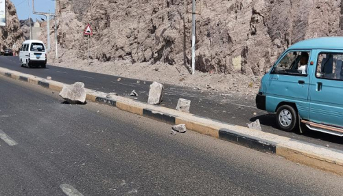 انهيار صخري مفاجئ في طريق عقبة عدن - المعلا