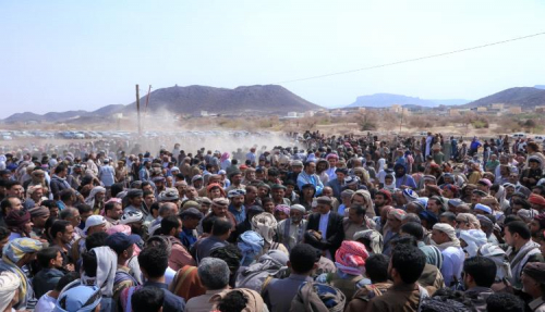 انتقالي شبوة يتقدم جموع المشيعين للشهيد الخليفي ويُحمّل مأرب مسؤولية الغدر ويتوعد القتلة