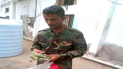 ضابط يمني يدير عصابة لتزوير العملة وصرفها في عدن 