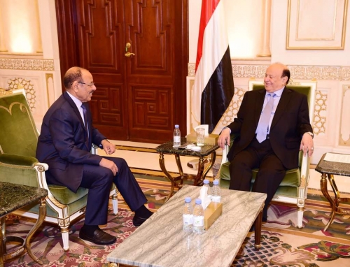 إعلامي جنوبي : الرئيس هادي بدأ يستمع إلى نصائح سعودية ويواجه رفض الأحمر 