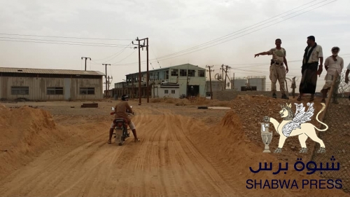 قوات الشرعية في عتق تمنع قاطرات الديزل من الوصول إلى الكهرباء والنخبة تستحدث طريقا لها 