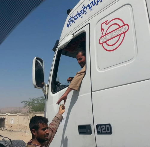 جنود تابعين لقوات الأحمر بسيئون يسرقون سائقي الشاحنات أموالهم (صور)