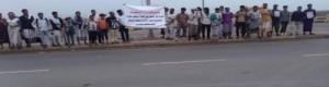 أهالي قرية "مثعد الضالع" ينظمون وقفة احتجاجية أمام منزل وزير الداخلية بعدن