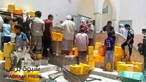 أزمة المياه تضاعف معاناه سكان مدينة عتق.. والسلطة تتجاهل نداءات المواطنين 