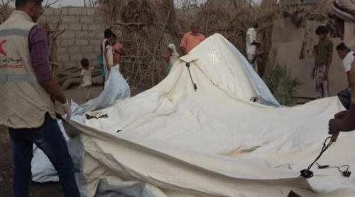 الهلال الإماراتي يقدم مواد إيواء للاسر النازحة بالساحل الغربي