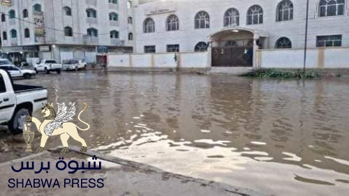 مستنقعات مياه الأمطار المختلطة بالمجاري تنذر بكارثة في عتق 