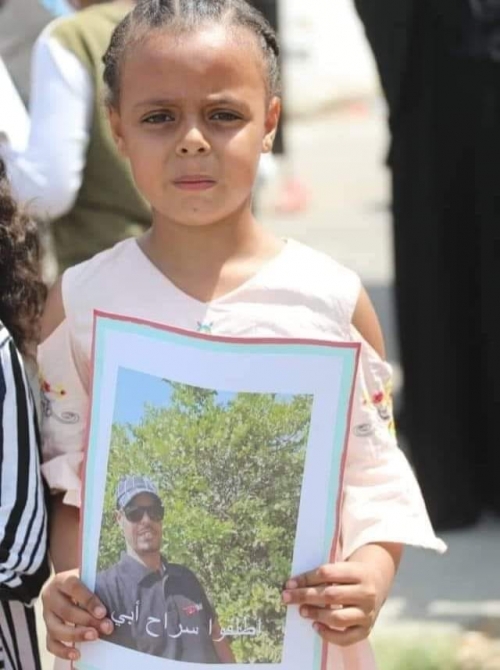 المكلا تشهد وقفة إحتجاجية كبرى للمطالبة بإطلاق الصحافي "بكير" ورفاقه "بيان وصور"