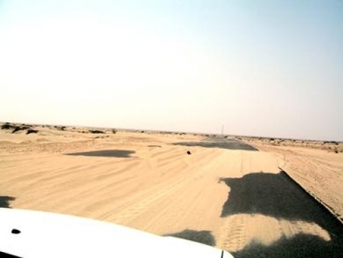 الرمال تقطع الطريق الدولي في شبوة والسلطة تتجاهل وتتقاعس 