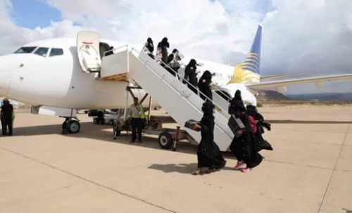 الانتقالي يناقش استئناف رحلات شركة طيران إماراتية وشركات أخرى من وإلى سقطرى