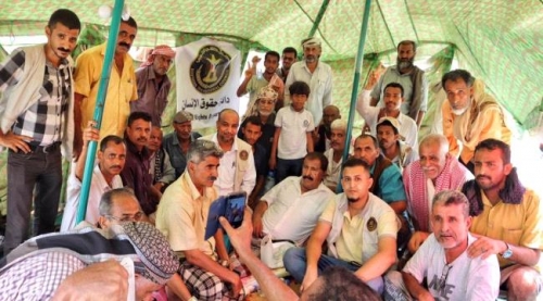 فريق من الانتقالي يتفقد مخيم اعتصام العسكريين الجنوبيين امام مقر التحالف بعدن