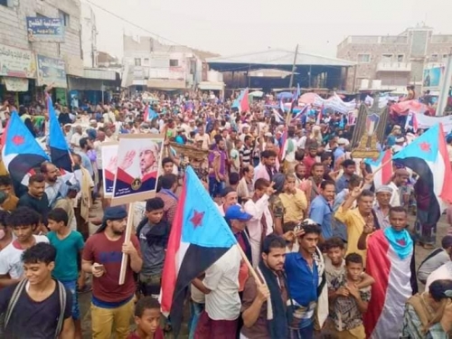 مهرجان حاشد في لحج تأييدا للإدارة الذاتية وتنديداً بفساد السلطة المحلية