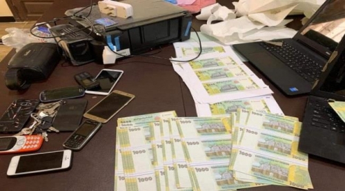 أمن المكلا يلقي القبض على عصابة تمتهن تزوير العملات