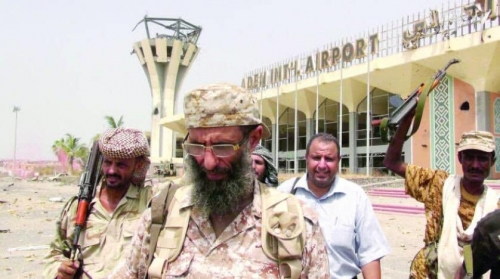 بطل تحرير مطار عـدن يتضور جوعا أمام مقر التحالف وهوامير الفساد يرتعون في الرياض
