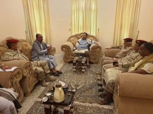 مستشار مدني لهادي يرأس إجتماعا عسكريا في المنطقة الأولى بسيئون